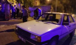 Bayramiç’te tartışma faciaya dönüştü: Genç otomobilin ön camına girdi!