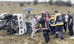 Kayganlaşan yolda kontrolü kaybeden minibüs devrildi… 3 yaralı