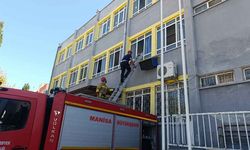 Manisa’da okulda mahsur kalan öğrenciler itfaiye tarafından kurtarıldı!