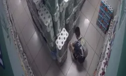 Markette çocuğun çakmakla başlattığı yangın kameralara yansıdı!