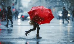 Meteoroloji'den sağanak yağış ve kuvvetli rüzgar uyarısı! Sel ve su baskınlarına dikkat!