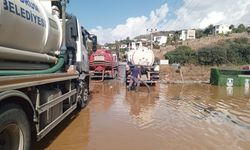 Bodrum'da inanılmaz manzara: Bir yanda sel mücadelesi, diğer yanda deniz keyfi!