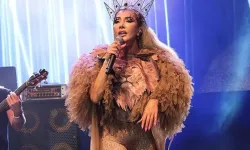 Sahnede talihsiz an! Hande Yener ödülünü düşürüp kırdı