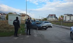 Karşıdan karşıya geçmek istediler, araba çarptı!