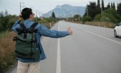 Otostop çekenlere güvendi, pişman oldu! Gözünü ambulansta açtı