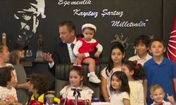 Özgür Özel, kız çocuklarına söz verdi: Eşit yaşam borcumuzu ödeyeceğiz