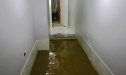 Yağış sonrası evini pis su basan vatandaştan isyan! “Konser yapma, yaşanacak yer yap”