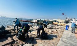 100'den fazla gönüllü Karşıyaka için el ele: Kıyıdan atık rekoru
