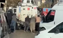 Yüksekova’da gülümseten anlar: Arızalanan zırhlı araca vatandaşlardan imece desteği