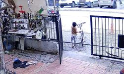 Minik hırsızlar, bisikletle kaçarken kameraya yakalandı