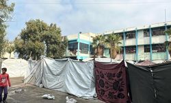 Gazze’de eğitim yıkıntıların arasında başladı