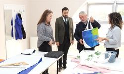 Atıl afişler geri dönüşümle çantaya dönüşüyor