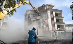 Sındırgı’da ağır hasarlı binalar kaldırıldı