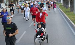 Binlerce yürek Ata'dan Ana'ya koştu: Karşıyaka'da saygı zinciri!