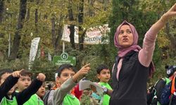 Öğretmen Gülay Metli, dersleri ormanda işleyerek öğrencileri doğayla buluşturuyor