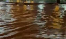 Ani yağış cadde ve sokakları suyla kapladı