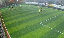 Halı sahada dili boğazına kaçan genci ilk yardım kurtardı!