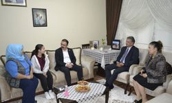 Kaymakam öğrencileri evlerinde ziyaret etti