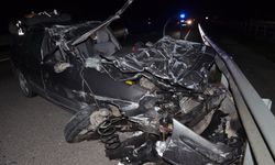 Tıra çarpan otomobilde sürücü yaşamını yitirdi