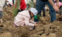 Minik eller Manisa’da geleceği yeşertti