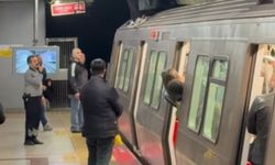 Metro istasyonunda korkutan anlar! Trenin üzerine tırmandı!