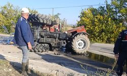 Otomobil ve traktör çarpıştı! Yol savaş alanına döndü