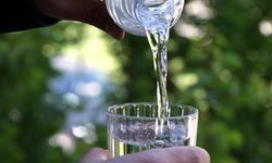 Uzmanlar uyarıyor! 'Çok su için böbrekleriniz iyi çalışsın' diyenlere inanmayın!