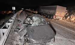 Kontrolden çıkan otomobil tıra çarptı! 2’si çocuk 4 yaralı