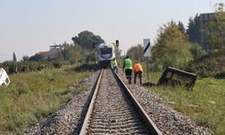 Aydın’da tren kazası! Araç hurdaya döndü
