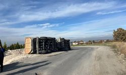 Uşak’ta tır devrildi! Sürücü hastaneye kaldırıldı