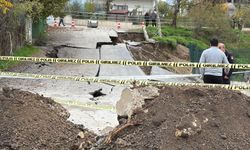 Facianın kıyısından dönüldü! İlkokulun yanındaki yol çöktü