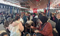 9 yaşındaki Ferit mandalina satıyor, sokak hayvanlarını doyuruyor: Seferihisar'ın kahramanı!