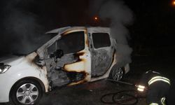 Ailesine öfkelenip kendi aracını kundakladı