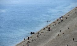 Antalya’da aralık ortasında yaz keyfi: Kar manzarasında denize girdiler