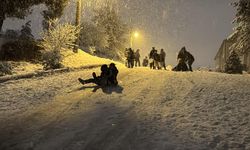 Kar yağışı sürücüleri zorladı çocukları sevindirdi