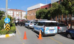 Boşanma aşamasındaki karısını adliye önünde sırtından bıçakladı!