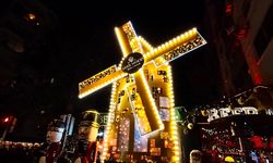 Yılbaşı ruhu İzmir’i sardı! Fotoğraf çekmek için sıraya girdiler