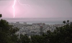 Antalya’da sağanak ve fırtına hayatı felç etti!