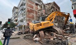 Balçova’da Kentsel Dönüşüm yıkımı yan binaya zarar verdi