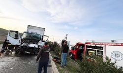 Bodrum-Milas yolunda kaza: Kamyonette sıkışan iki kişi itfaiye ekiplerince kurtarıldı