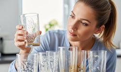 Cam bardaklardaki kireç ve çay lekelerini yok eden basit ama etkili yöntem