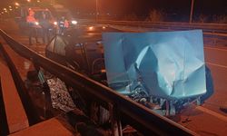 Çevreyolunda otomobil bariyerlere çarptı