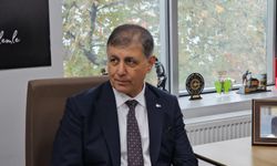 Çıplak ayaklı işçi eylemine Başkan Tugay'dan yorum: "Aile içinde olur böyle şeyler"