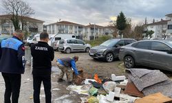 Çöp atmanın bedeli ağır oldu! Belediye çevreyi kirleten şahsa kirlettiği yeri temizlettirdi!