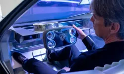 Dünyaca ünlü otomotiv devinden devrim niteliğinde adım: Kare direksiyonlu araçlar geliyor!