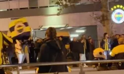 SON DAKİKA Fenerbahçe taraftarı Sadettin Saran'a destek için stad önünde toplandı!