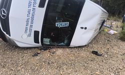 Fethiye karayolunda yolcu minibüsü devrildi: 3 yaralı