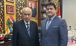 MHP’li Başkan Aynacı’dan gazetecilere tepki: “Karı kıyafetiyle oynamayı meslek edindiririz”