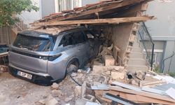 İzmir Bayraklı'da kaza: Otomobil evin duvarına saplandı!