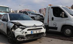 İzmir Bornova'da zincirleme kaza! Dev İZSU tankeri otomobillere çarparak durabildi!